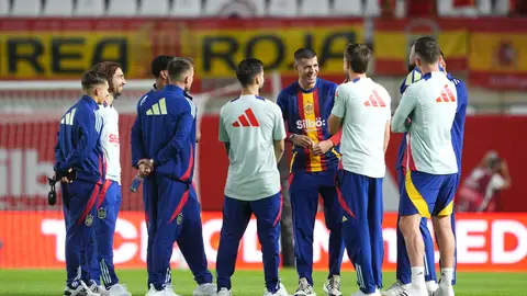 España se concentra con Samu, Paredes y Casadó como novedades