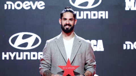 Isco posa con el Premio de la Afici&oacute;n 2023-24 del diario Marca.