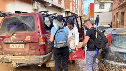 Miembros del Club 4x4 Calamocha repartiendo material