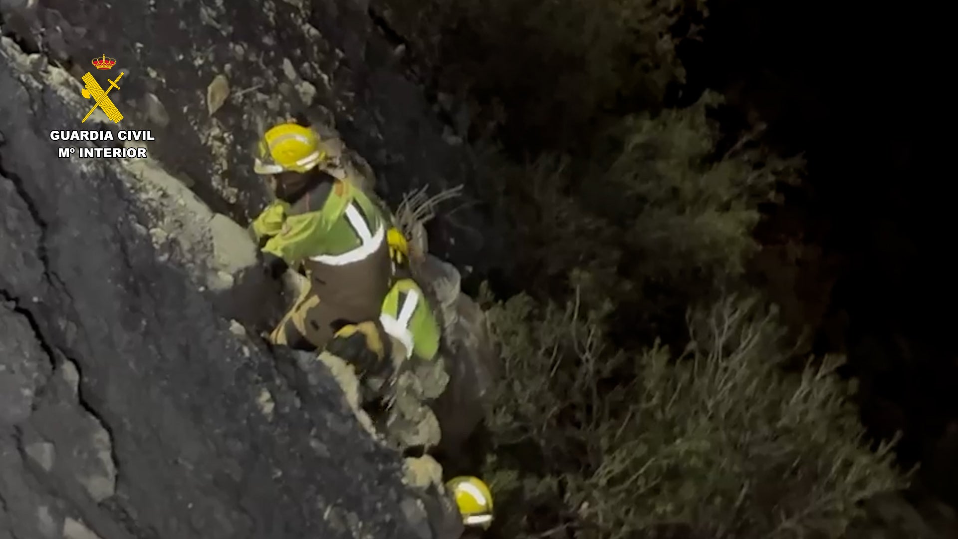 Rescatan en Carboneras a un conductor tras caer con su turismo desde 100 metros de altitud Rescatan en Carboneras a un conductor tras caer con su turismo desde 100 metros de altitud