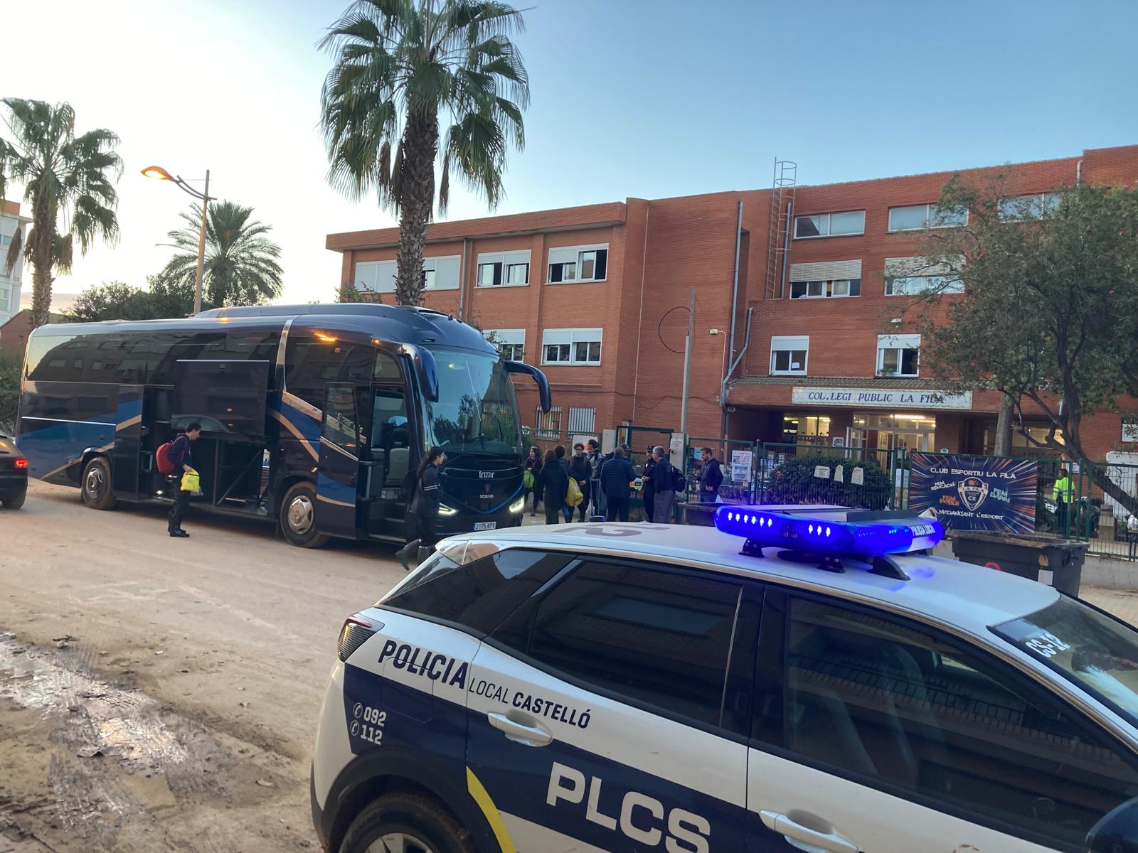 Castelló fleta un autobús para la limpieza de un colegio de Alfafar Castelló fleta un autobús para la limpieza de un colegio de Alfafar