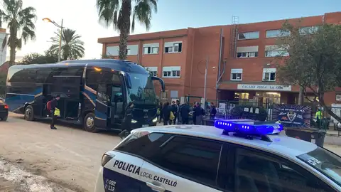 Castelló fleta un autobús para la limpieza de un colegio de Alfafar Castelló fleta un autobús para la limpieza de un colegio de Alfafar