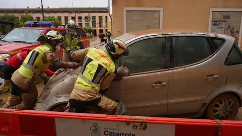 Varios bomberos realizando trabajos de rescate en Catarroja tras el paso de la Dana Varios bomberos realizando trabajos de rescate en Catarroja tras el paso de la Dana