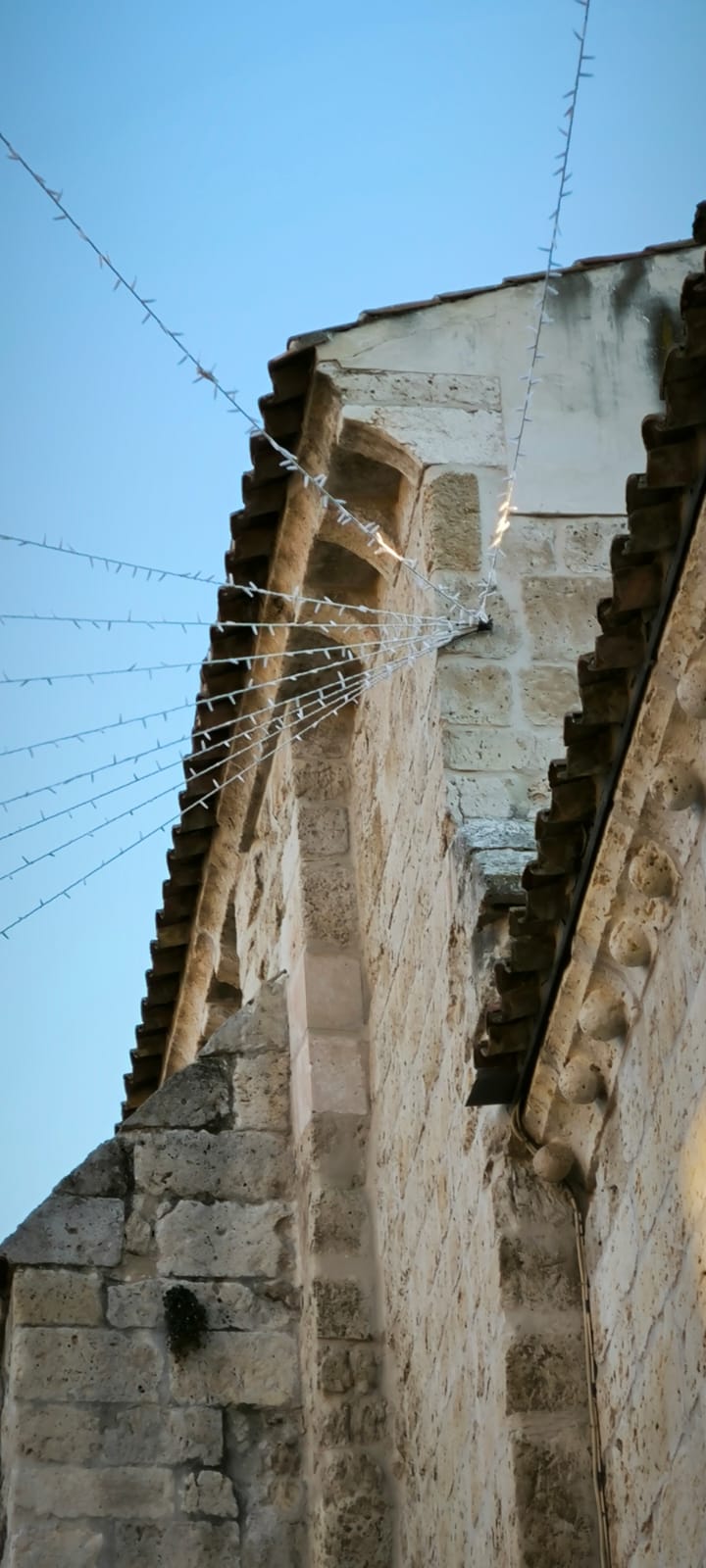 La iluminación navideña podría haberse anclado de forma irregular en la iglesia de San Miguel La iluminación navideña podría haberse anclado de forma irregular en la iglesia de San Miguel