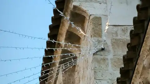 La iluminación navideña podría haberse anclado de forma irregular en la iglesia de San Miguel .