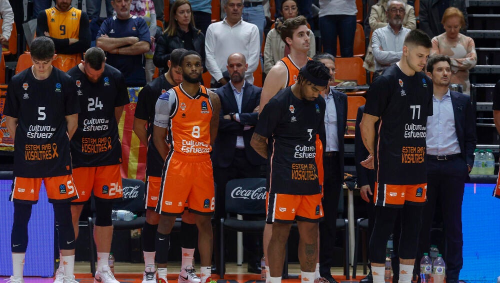 La plantilla de Valencia Basket guarda un minuto de silencio en La Fonteta