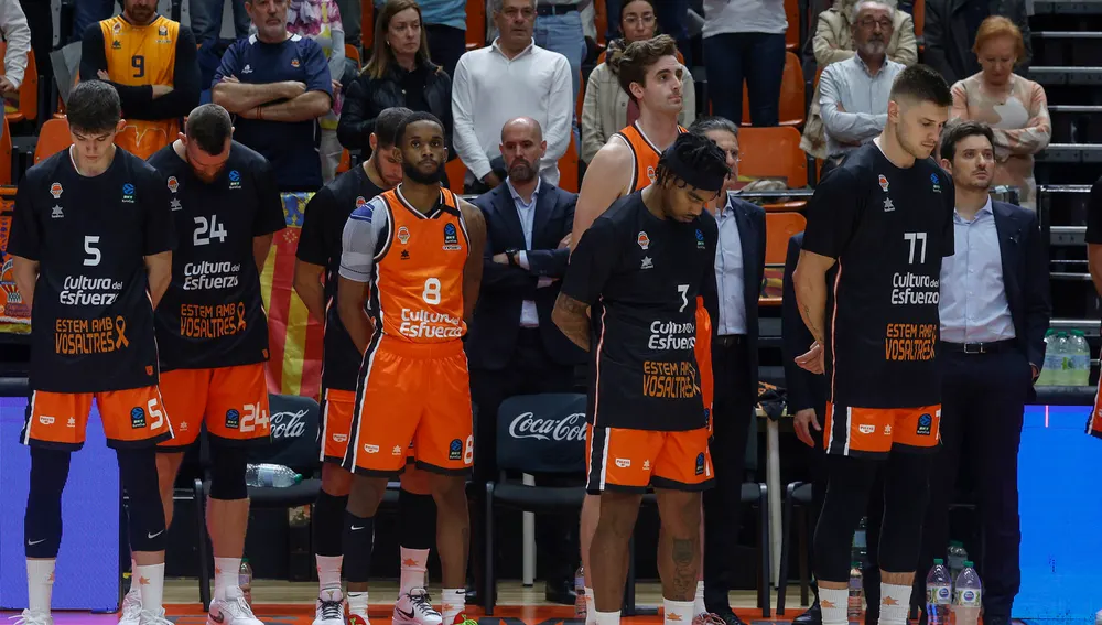La plantilla de Valencia Basket guarda un minuto de silencio en La Fonteta La plantilla de Valencia Basket guarda un minuto de silencio en La Fonteta