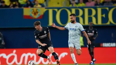 Pau Navarro ante el Alavés Pau Navarro ante el Alavés