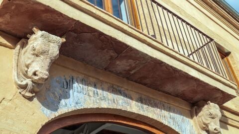 Detalle de la fachada de la Casa dels Bous 