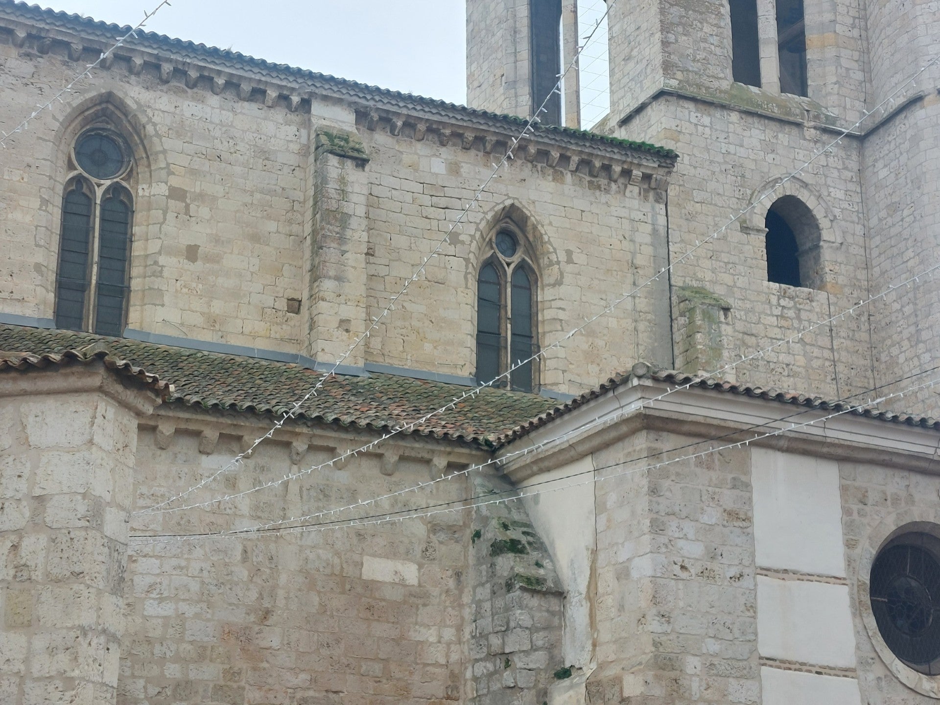 El Ayuntamiento mantiene las luces navideñas de San Miguel al encontrar una solución para su anclaje El Ayuntamiento mantiene las luces navideñas de San Miguel al encontrar una solución para su anclaje