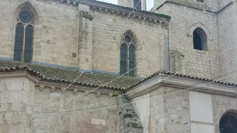 Luces instaladas de forma irregular en San Miguel .