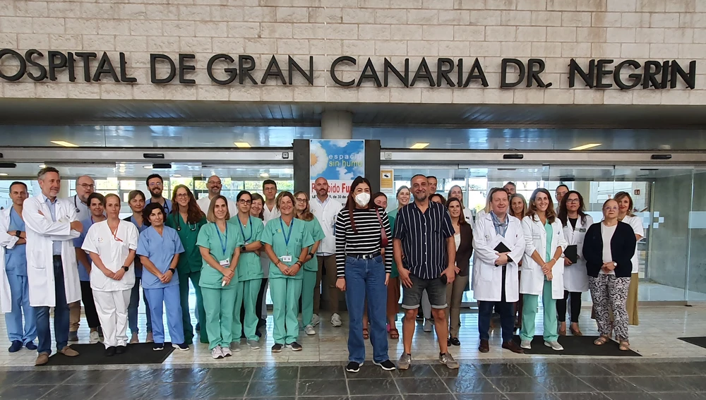 Antía, primera paciente retrasplantada de corazón en Canarias posa con los miembros del equipo médico del Hospital Dr. Negrín Antía, primera paciente retrasplantada de corazón en Canarias posa con los miembros del equipo médico del Hospital Dr. Negrín
