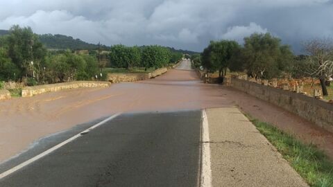 Desbordamiento del torrente de Es Domingos Gran, provocando el cierre de la carretera que une Potocolom, Porto Cristo y Cales de Mallorca (MA-4014)