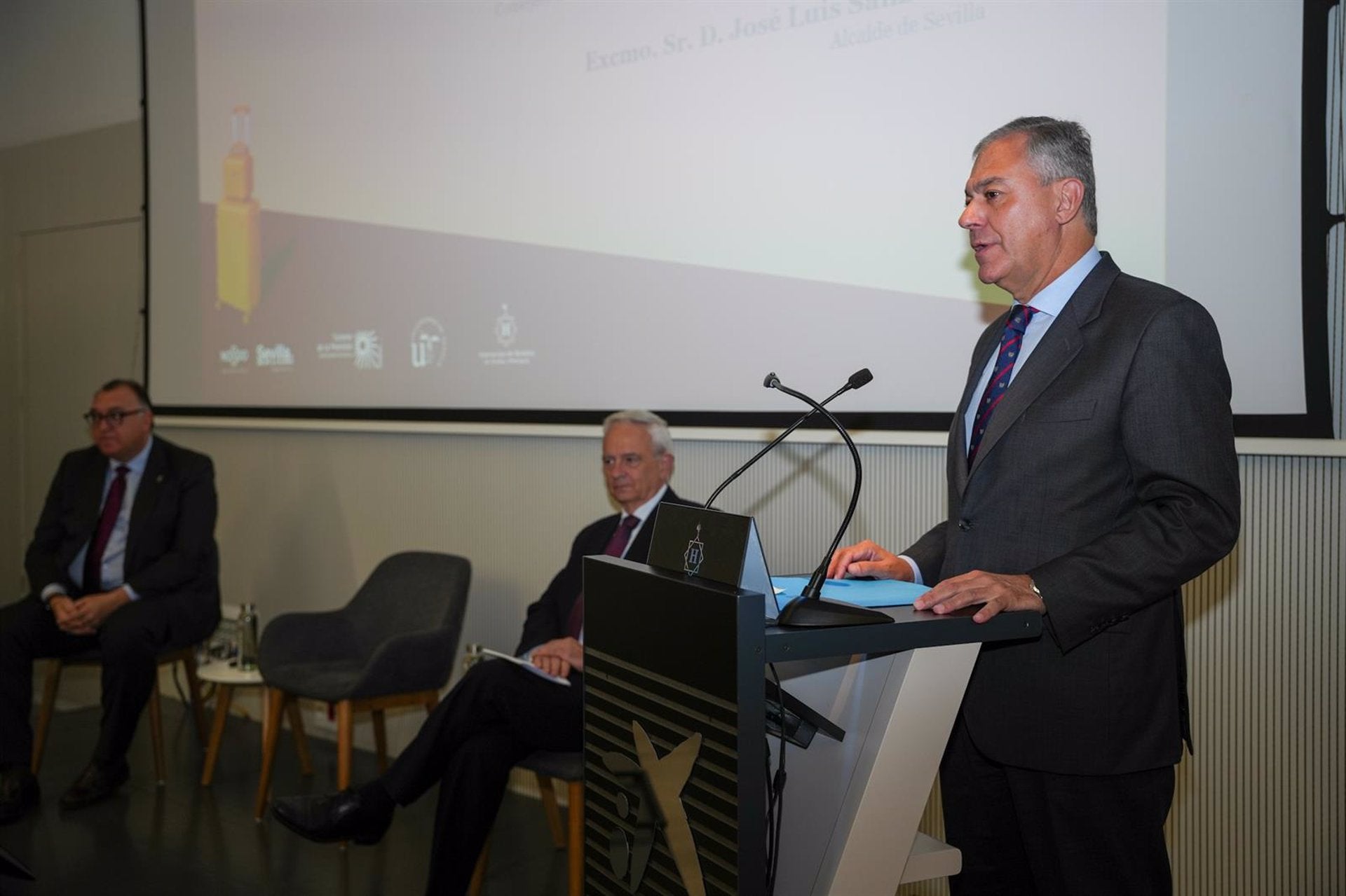 Sanz señala el turismo como "primera industria de la ciudad" en una jornada de Asociación de Hoteles Sanz señala el turismo como "primera industria de la ciudad" en una jornada de Asociación de Hoteles
