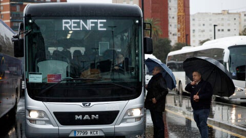 Uno de los autobuses habilitado para retomar el servicio de cercan&iacute;as.