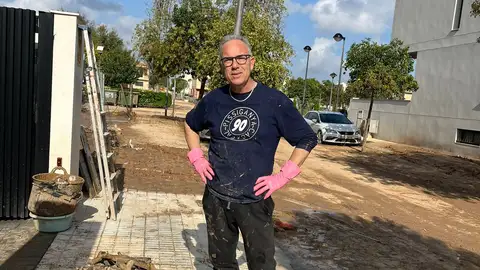 Jovi Esteve a la puerta de su casa quitando barro Jovi Esteve a la puerta de su casa quitando barro