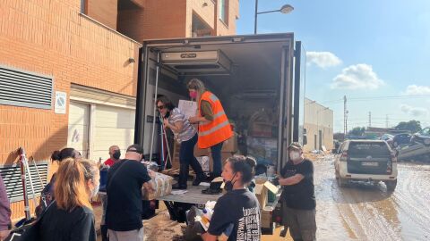 Eugenia Garc&iacute;a alcaldesa de Antella repartiendo v&iacute;veres en la zona cero