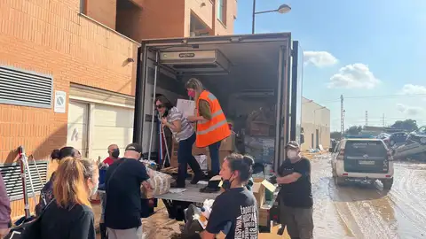 Eugenia García alcaldesa de Antella repartiendo víveres en la zona cero Eugenia García alcaldesa de Antella repartiendo víveres en la zona cero