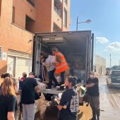 Eugenia García alcaldesa de Antella repartiendo víveres en la zona cero