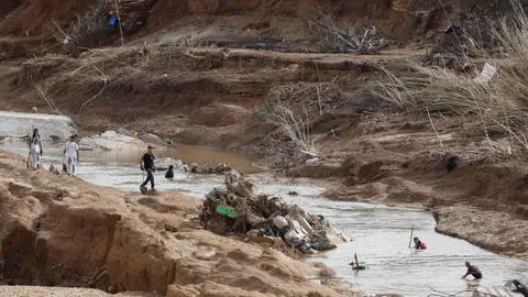 Voluntarios trabajando en la búsqueda en el pantano de Torrent (Valencia) Voluntarios trabajando en la búsqueda en el pantano de Torrent (Valencia)