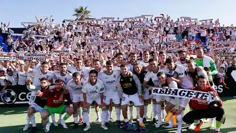 El Albacete celebra la victoria en Elda el pasado mes de abril. El Albacete celebra la victoria en Elda el pasado mes de abril.