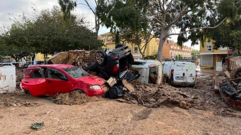 Coches apilados e inservibles tras el paso de la DANA por Alfafar