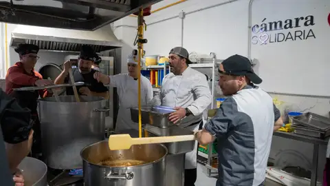 Dani Frías, del restaurante de La Ereta, en plena faena Dani Frías, del restaurante de La Ereta, en plena faena