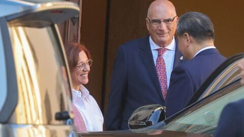 El presidente de la Rep&uacute;blica Popular China, Xi Jinping (d), saluda a la directora de la Casa Museo de Col&oacute;n, Carmen Gloria Rodr&iacute;guez (i), y al cronista oficial de la ciudad de Las Palmas de Gran Canaria, Juan Jos&eacute; Laforet (c)