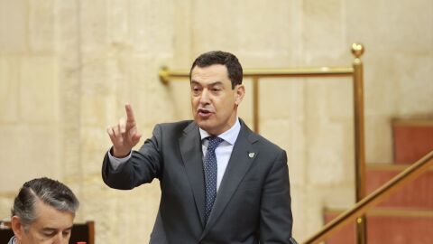 El presidente de la Junta, Juanma Moreno, interviene en la Sesi&oacute;n de Control al Gobierno de la Junta de Andaluc&iacute;a. 