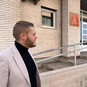 Mariano Valera, concejal del PSOE junto a la residencia de la Tercera Edad de Altabix. Mariano Valera, concejal del PSOE junto a la residencia de la Tercera Edad de Altabix.