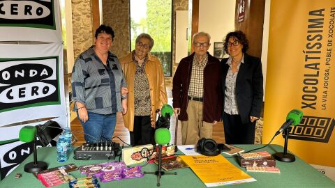 Dominga López y Antonio López, Embajadores del chcolate vilero, junto a la edil de turismo , Rosa Llorca, y nuestra compañera Marta Llinares. Dominga López y Antonio López, Embajadores del chcolate vilero, junto a la edil de turismo , Rosa Llorca, y nuestra compañera Marta Llinares.