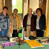 Dominga López y Antonio López, Embajadores del chcolate vilero, junto a la edil de turismo , Rosa Llorca, y nuestra compañera Marta Llinares. Dominga López y Antonio López, Embajadores del chcolate vilero, junto a la edil de turismo , Rosa Llorca, y nuestra compañera Marta Llinares.