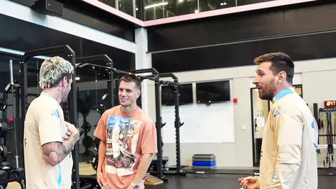 Giovani Lo Celso departe con Rodrigo de Paul y Lionel Messi. Giovani Lo Celso departe con Rodrigo de Paul y Lionel Messi.