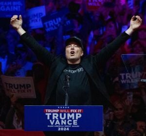 Elon Musk durante un acto de campa&ntilde;a de Donald Trump