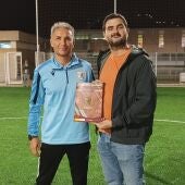 Alumnado del Virgen de La Puerta crea un álbum de cromos del Féminas Ciudad de Orihuela a través de Vega Baja Acoge