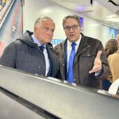 El alcalde de Ciudad Real, Francisco Cañizares, acompañado del director de la Mutua en la capital, Francisco J. Morcillojunto 