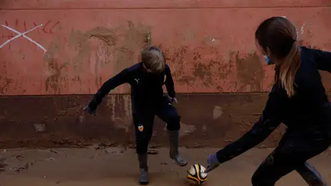 Niños jugando al fútbol en la DANA Niños jugando al fútbol en la DANA