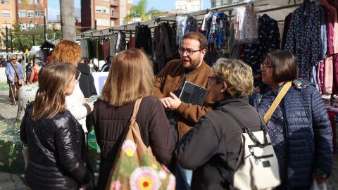 el concejal de Innovaci&oacute;n y Participaci&oacute;n Ciudadana, Vicent Bou con ciudadanas en el Mercado Municipal. 