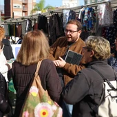 el concejal de Innovación y Participación Ciudadana, Vicent Bou con ciudadanas en el Mercado Municipal. el concejal de Innovación y Participación Ciudadana, Vicent Bou con ciudadanas en el Mercado Municipal.
