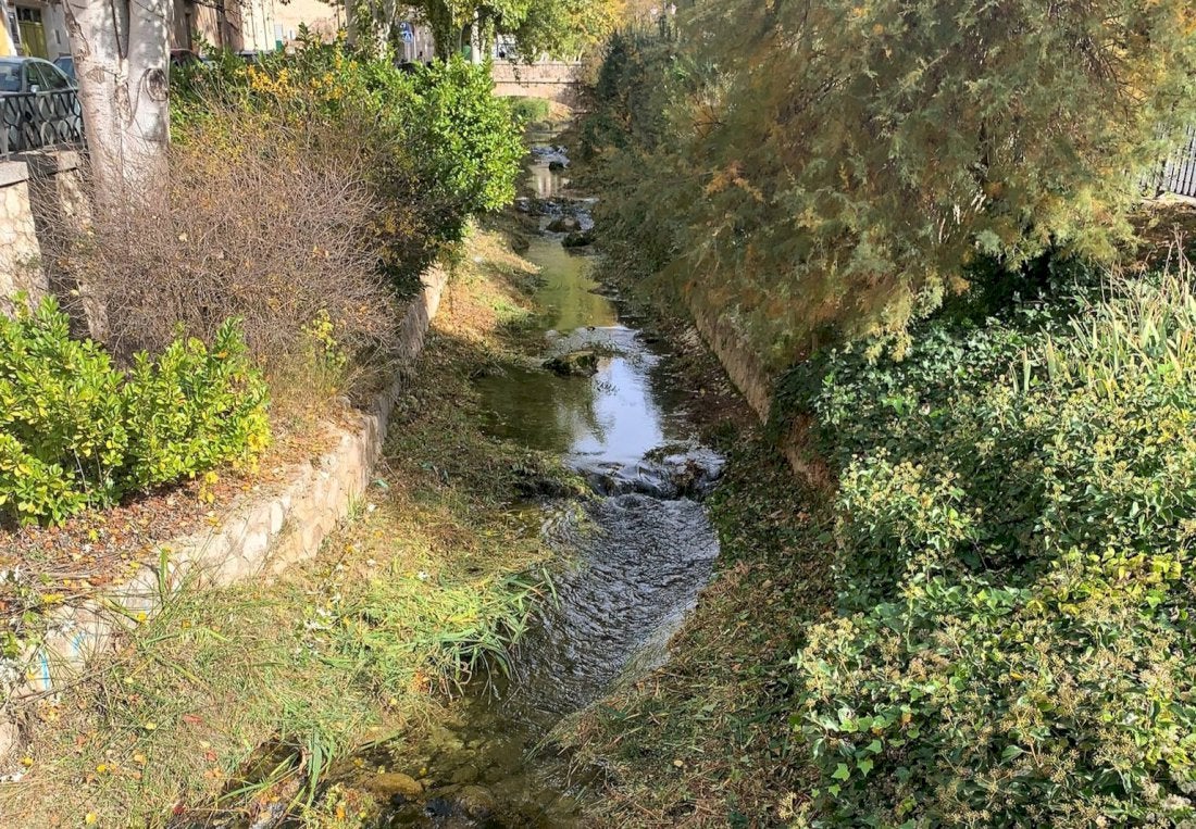 Limpian el río Huécar, en la ciudad de Cuenca Limpian el río Huécar, en la ciudad de Cuenca