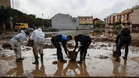Continúan las labores de limpieza en las calles de Paiporta, Valencia