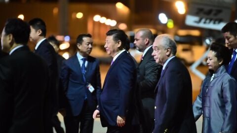 El presidente de China, Xi Jinping a su llegada a Gran Canaria escoltado por su comitiva