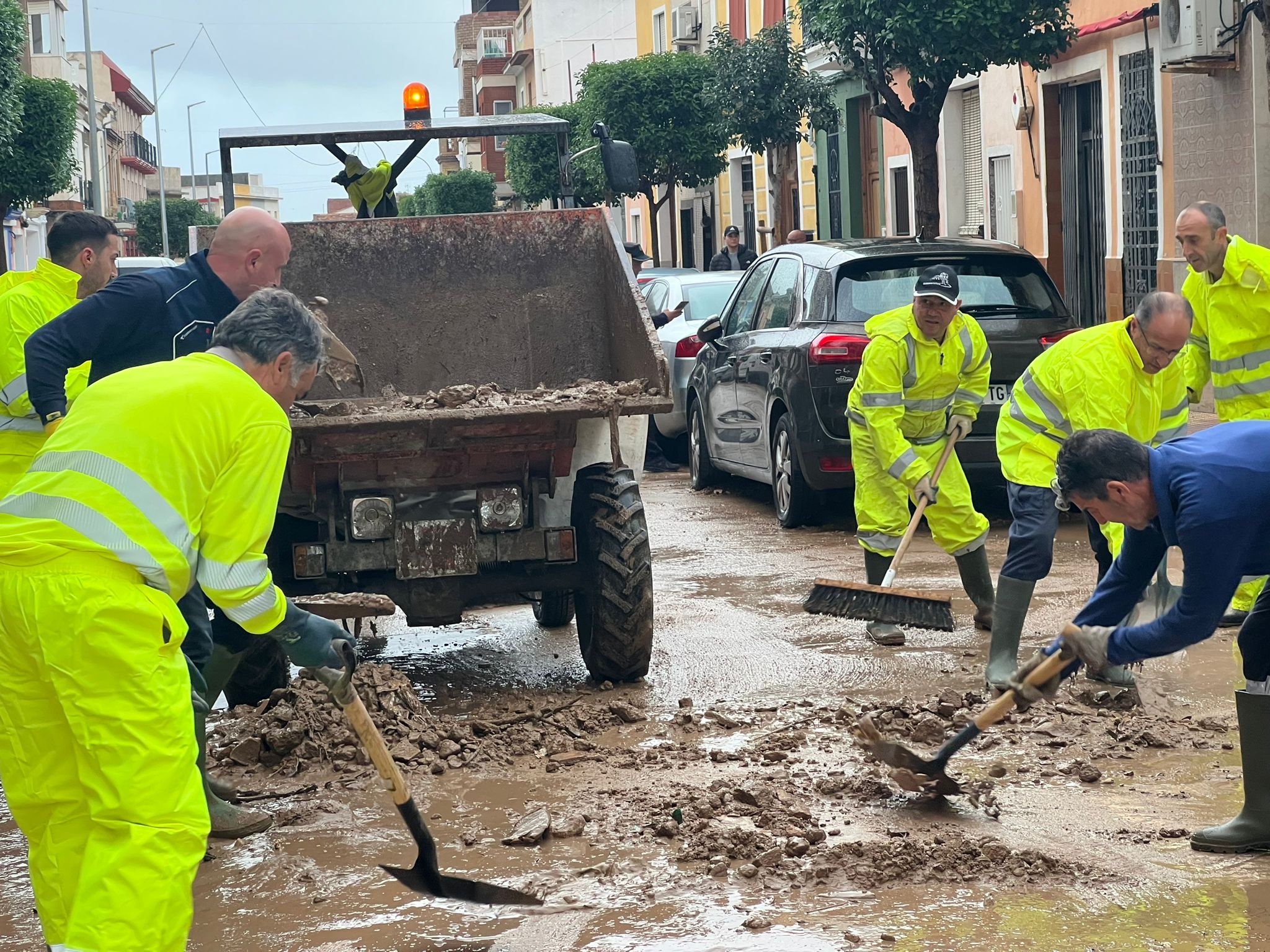 La lluvia inunda un pabellón y arrastra barro y piedras por las calles de Cullera La lluvia inunda un pabellón y arrastra barro y piedras por las calles de Cullera