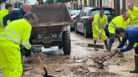 Trabajadores limpiando el barro en Cullera