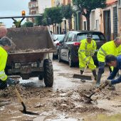 Trabajadores limpiando el barro en Cullera