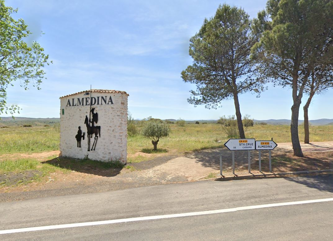 Dos heridos al colisionar tres turismos en la carretera entre Almedina y Santa Cruz de los Cáñamos Dos heridos al colisionar tres turismos en la carretera entre Almedina y Santa Cruz de los Cáñamos