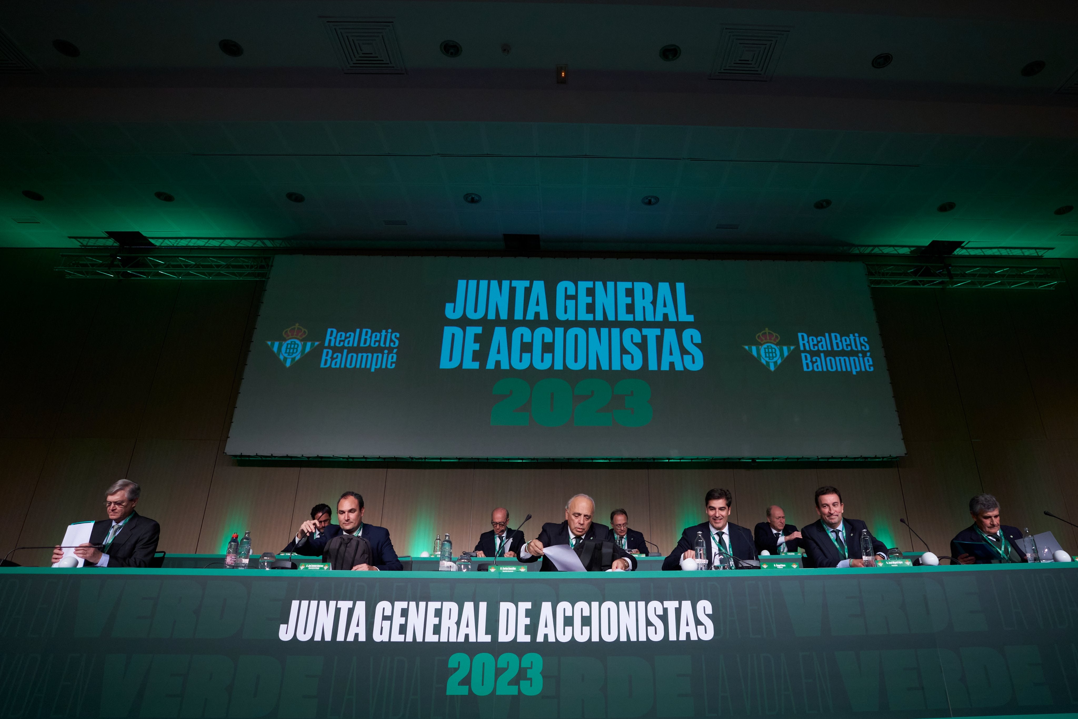 El Betis aprobará un presupuesto de 143 millones de euros y un superávit de 0,3 millones El Betis aprobará un presupuesto de 143 millones de euros y un superávit de 0,3 millones