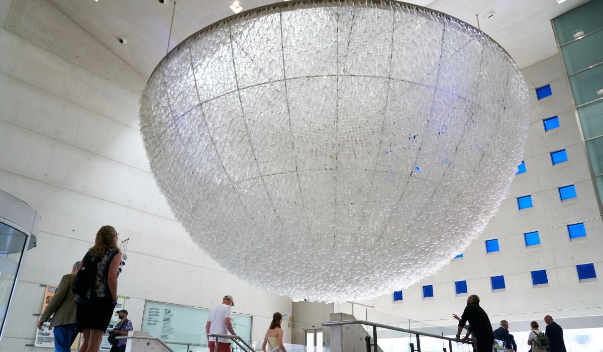 Artium restaura la obra con 12.000 pequeños vidrios que dan la bienvenida al visitante Artium restaura la obra con 12.000 pequeños vidrios que dan la bienvenida al visitante