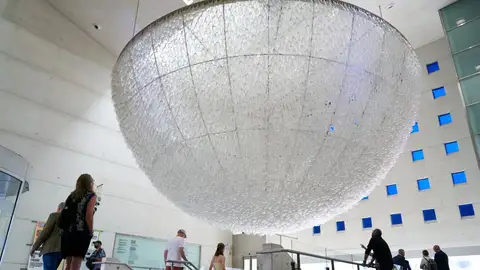 Artium restaura la obra con 12.000 pequeños vidrios que dan la bienvenida al visitante Artium restaura la obra con 12.000 pequeños vidrios que dan la bienvenida al visitante