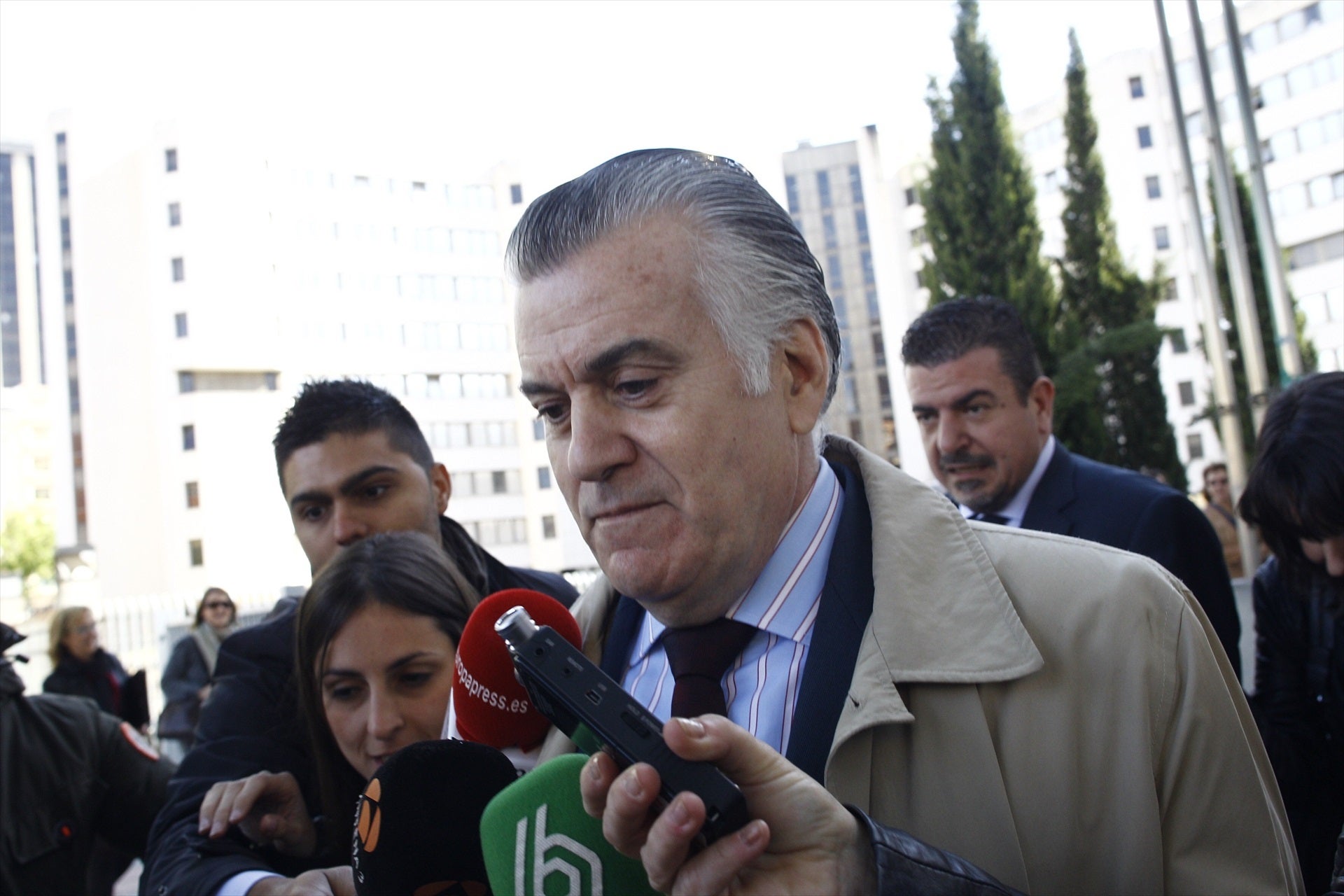 El Supremo reduce las condenas de los papeles de Bárcenas y confirma al PP como responsable civil El Supremo reduce las condenas de los papeles de Bárcenas y confirma al PP como responsable civil